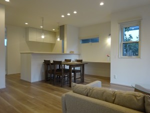 LDK キッチンそばに増設カウンター