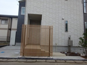 玄関アプローチの前には目隠しメイクスクリーン