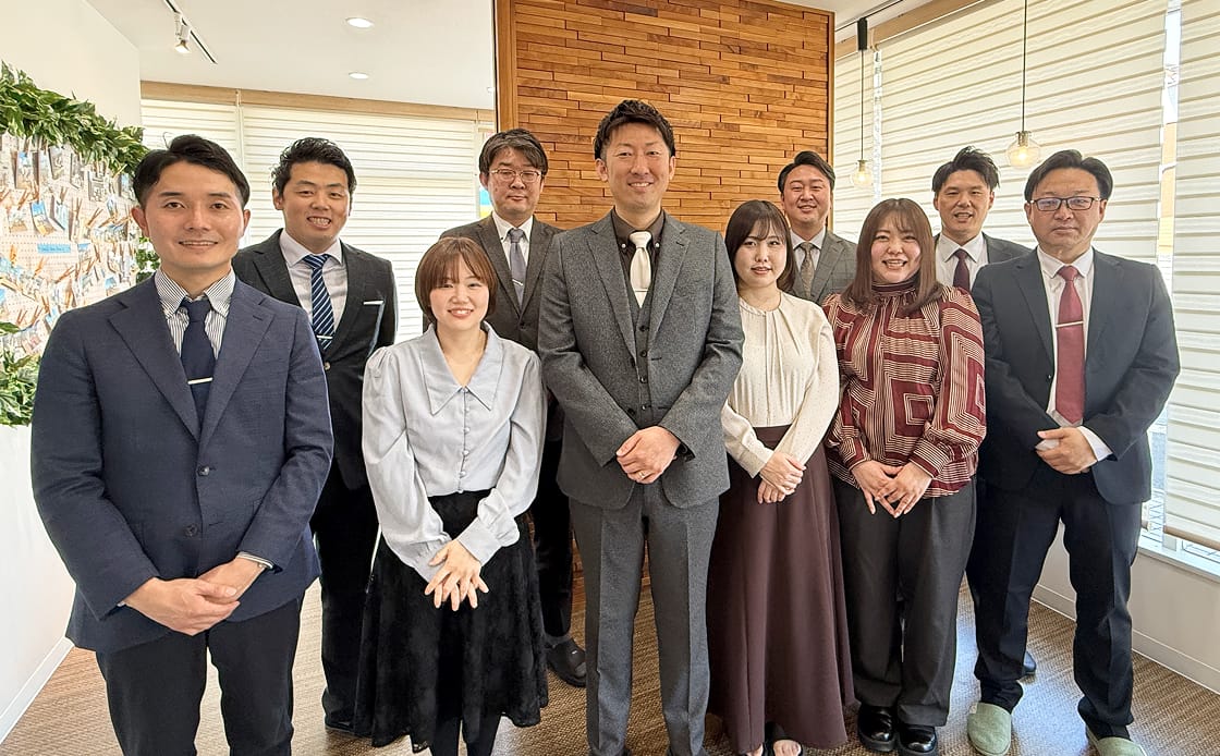 アゲルホームで働くスタッフの集合写真