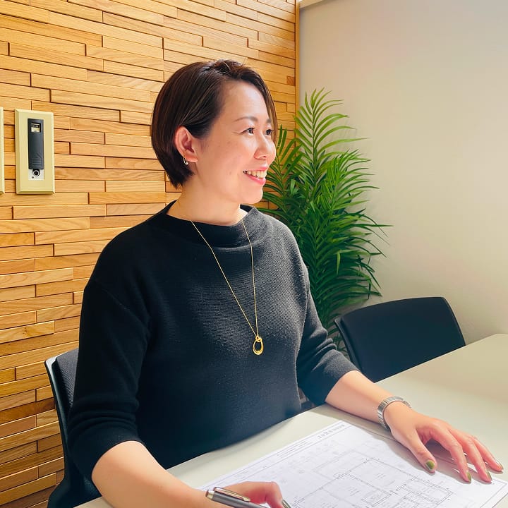 打ち合わせをする女性社員