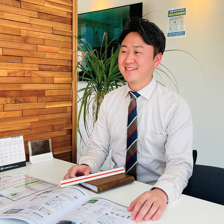 資料を見ながら説明する男性社員
