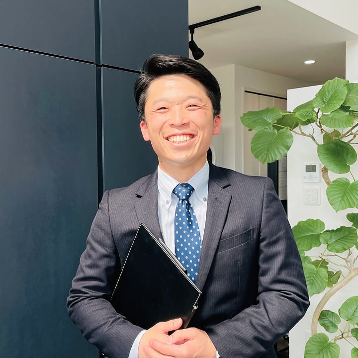 笑顔で立つ男性社員