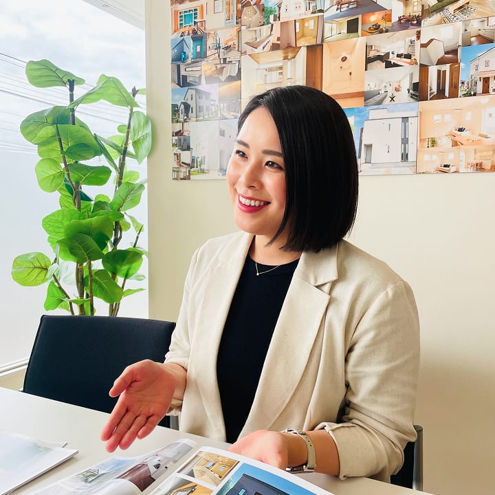 打ち合わせをする女性社員