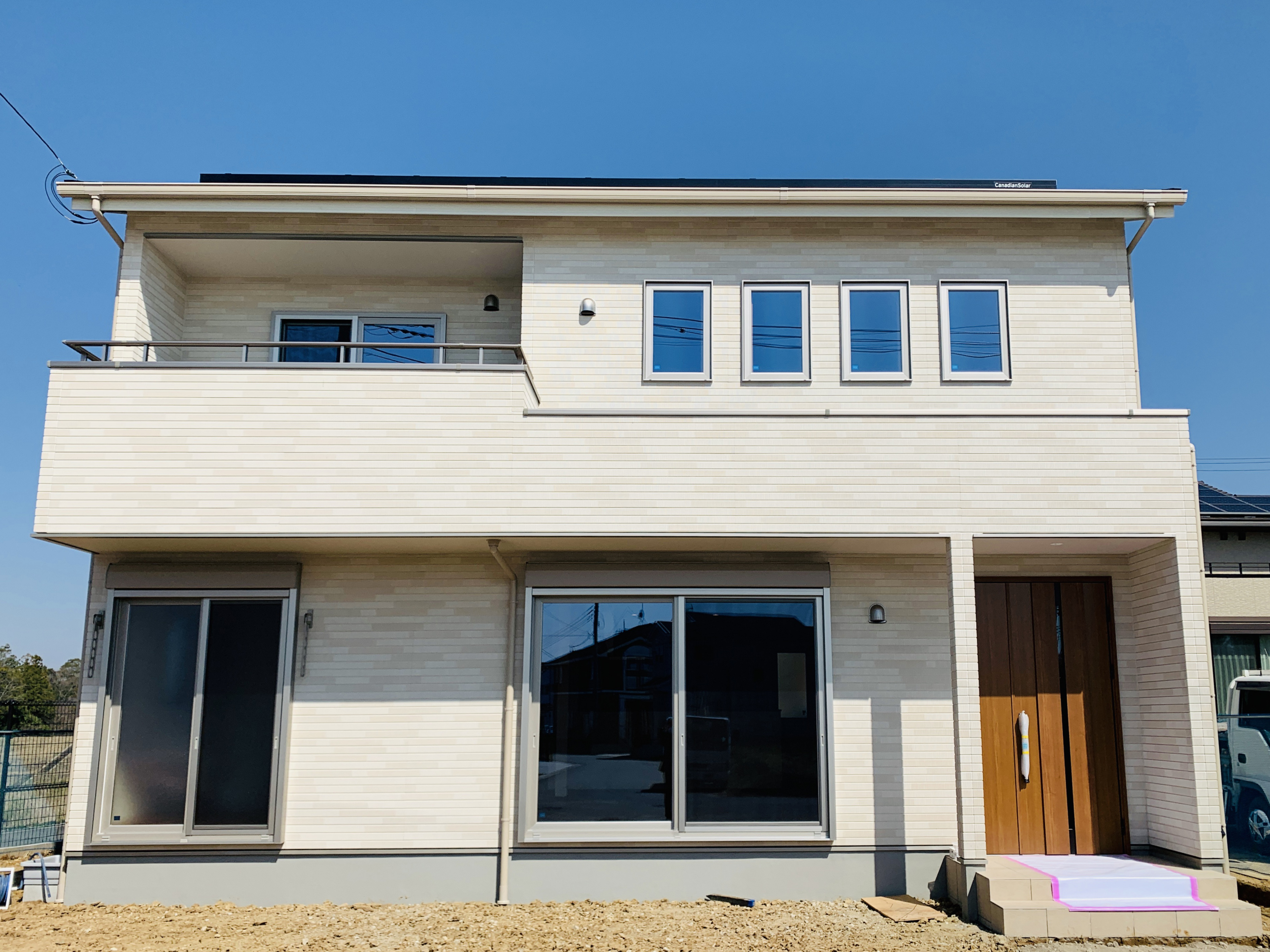 間口を広く取り重厚感のある外観