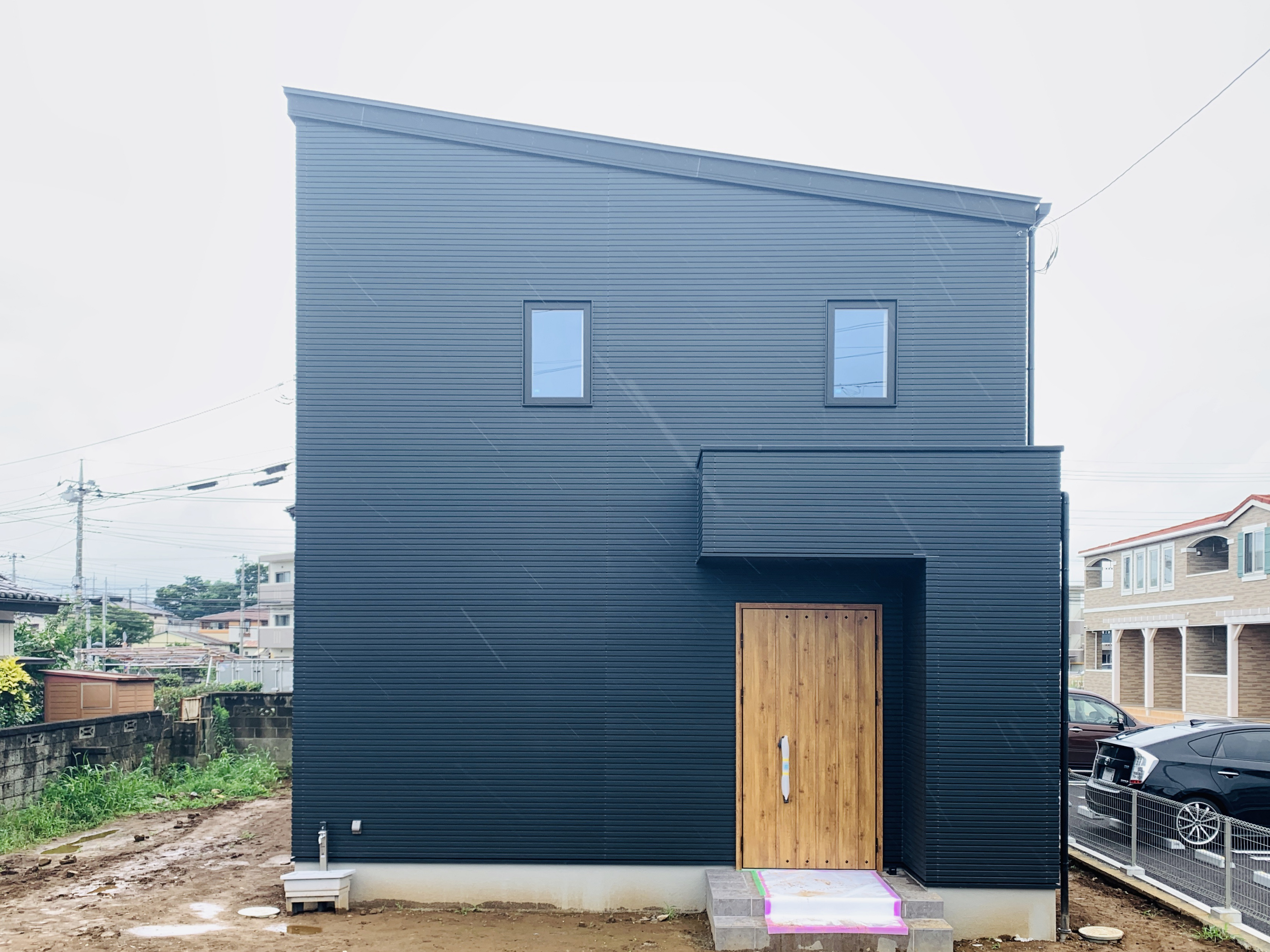 アクセントとして目を引く木目の玄関ドア