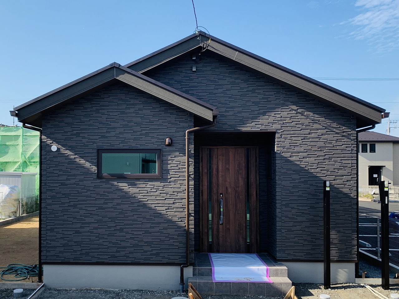 造作のテレビボードとキッチンカウンター