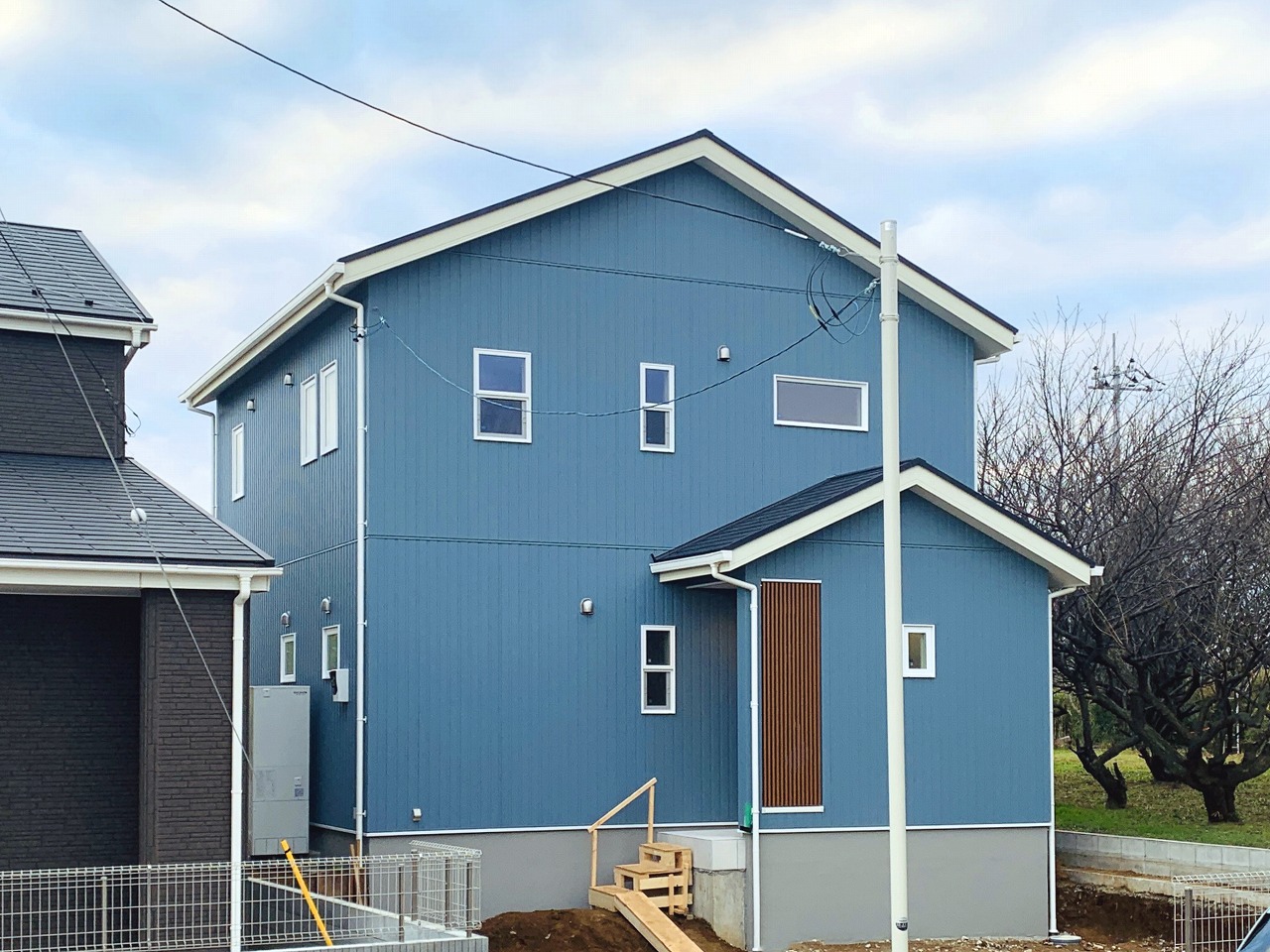 サーファーズハウスのような白い窓と青い外壁