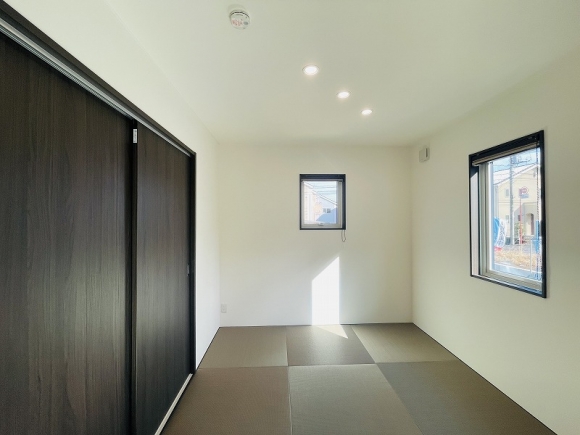 LDKに隣接した和室は使い方は様々です。半畳の畳を使用することでカジュアルな仕様に。