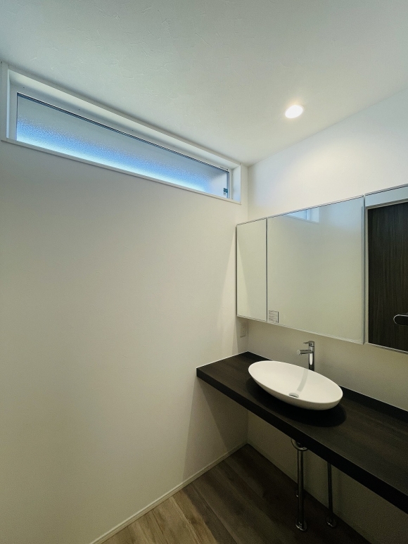 洗面室は脱衣室と分けてお客様も使えるオシャレな空間に！窓があるので明るさも確保しています。
