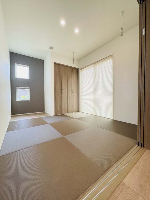 様々な使い方が出来る便利な和室です。半畳の畳を使用することでカジュアルな仕様に。