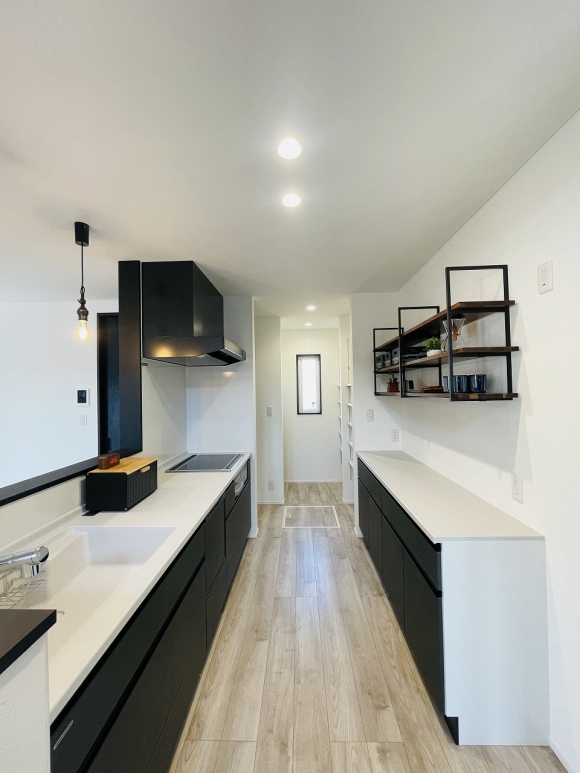 ブラック基調のキッチンはシンプルでかっこいい雰囲気を演出！