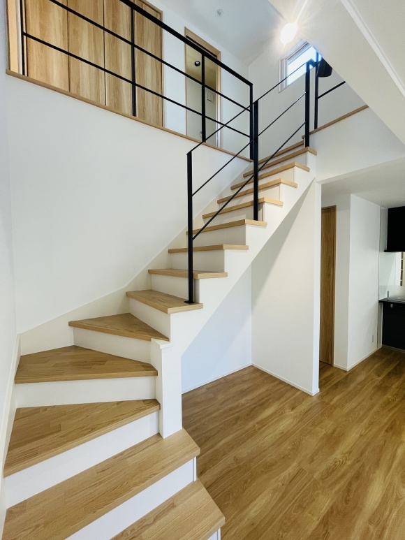 リビング階段はオープンかつリビングが見渡せるフレーム手すりでデザイン。階段下は見せる収納として活躍します