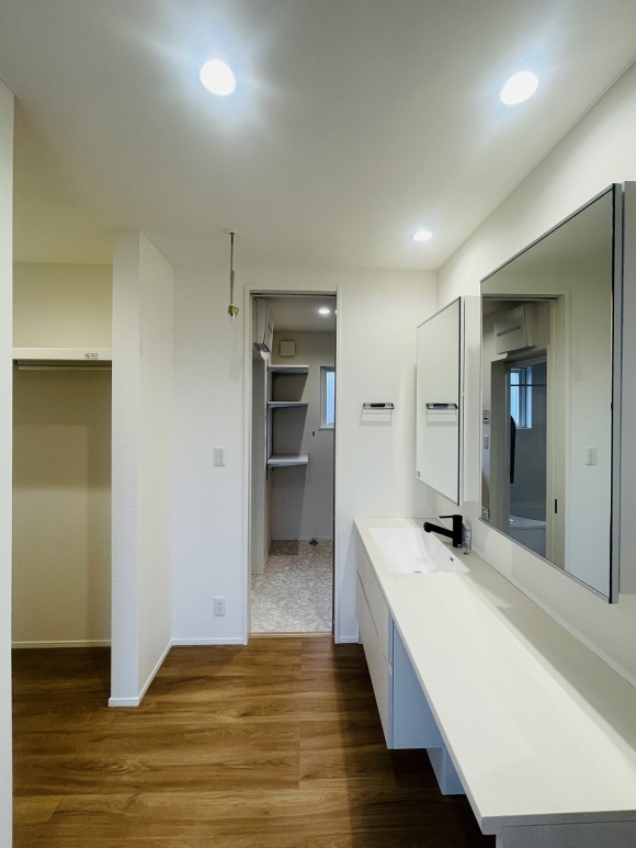 洗面台は幅も広く、鏡も2枚ありますので使い勝手抜群です。