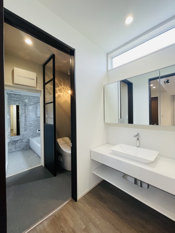 いま、人気の「洗面室」と「脱衣室」を分けて、バスルームも含め、各部屋の雰囲気をハッキリ分けてホテルライクな空間を演出しています！！