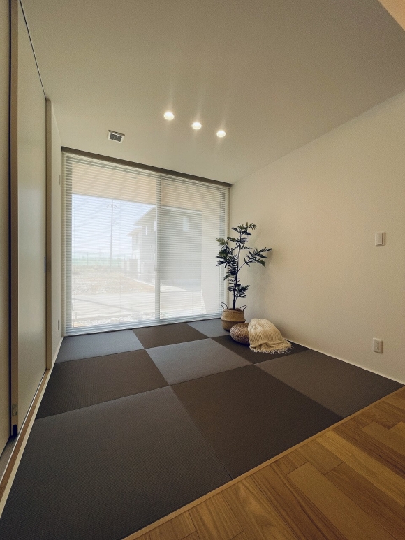 床から天井まで高さがある窓とドアは機能性と快適性を両立し、一体感のある空間になります。