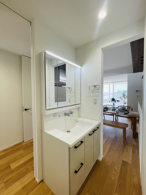 人気の分離型の「洗面」と「脱衣室」により快適で機能的なバスルーム、日常生活が向上します。