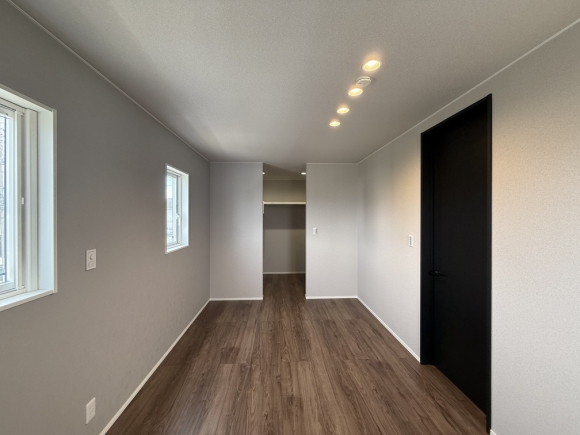 7.5帖の主寝室は、子ども部屋とほどよく距離をとることで、それぞれのプライベート空間をしっかり確保しています。