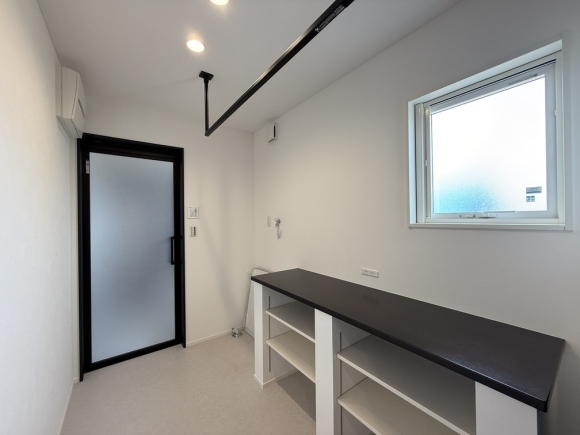 脱衣室には室内干しユニットとワークカウンターを備え、洗濯から片付けまでを完結できる家事ラク設計。