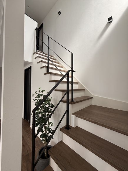 階段のフレーム手すりとスポット吹き抜けの組み合わせで開放感をさらに演出。