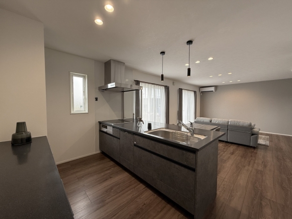 【2階建て】大きなオイルガードで油はねをしっかり防ぎながら、空間の開放感はそのままに。