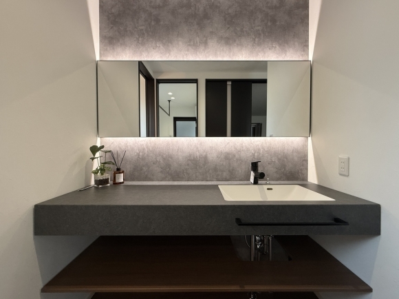 大きな鏡とワークトップでホテルライクの特別感をさらに演出しました。