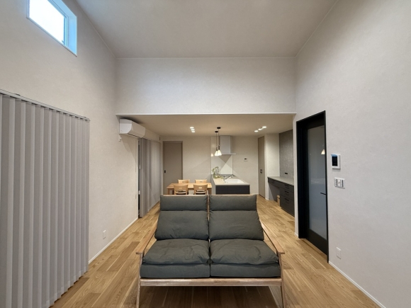 オークのフローリングとWOODONEのハイドアで温かみのある風合いに。