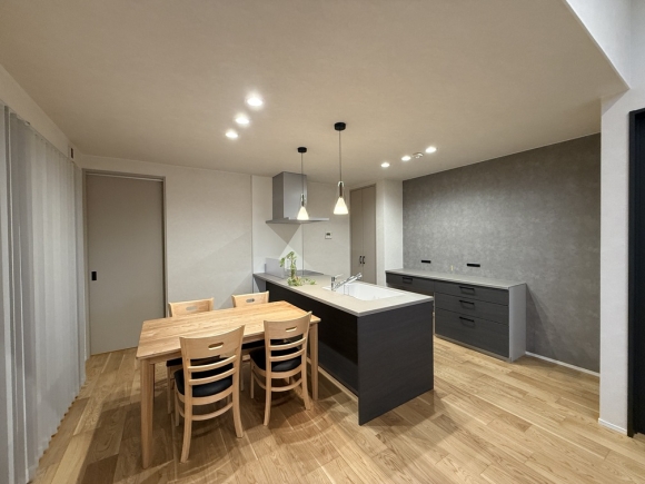 トクラスのフラット対面タイプのキッチン、カップボード、後方のアクセントクロスがスタイリッシュにマッチ！