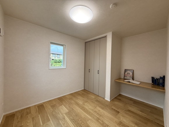 5.25帖の2つの洋室にはクローゼットとカウンターテーブルを設置。省スペースで空間を広々使えます。