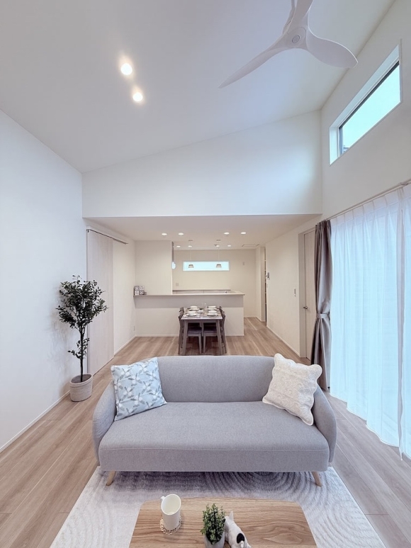 ストレート型のリビングは小さいお子様がいても目が届きます。