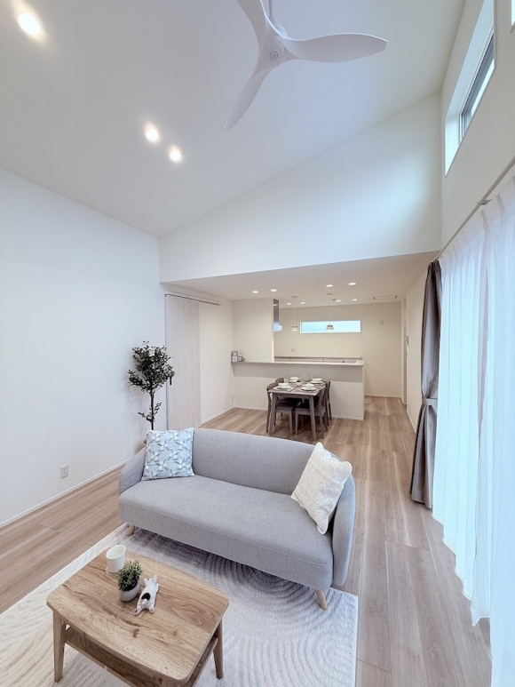 勾配天井にはシーリングファンを設置してあるので冷暖房効率も落ちません。