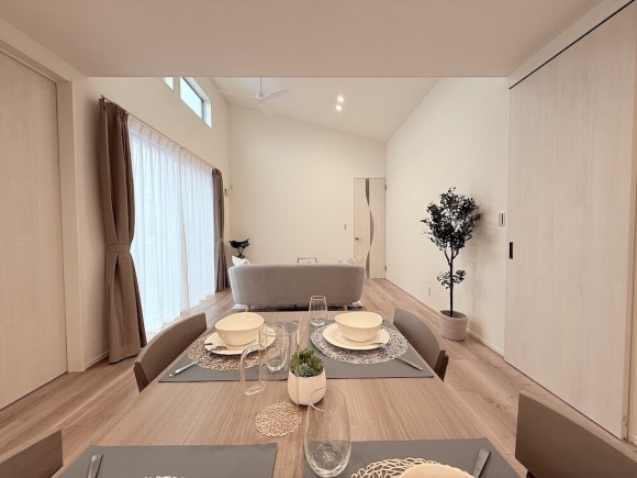 白を基調にした内観はどんな色とも相性抜群です。家具選びにも困りません。