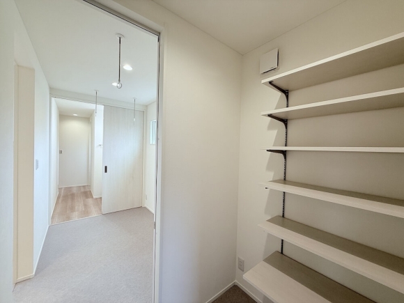 脱衣室には大容量の可動棚を設置。バスタオルや衣類置き場に困りません。