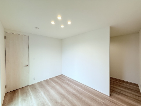 一日の終わりを迎える主寝室はシンプルな落ち着きのある空間に。