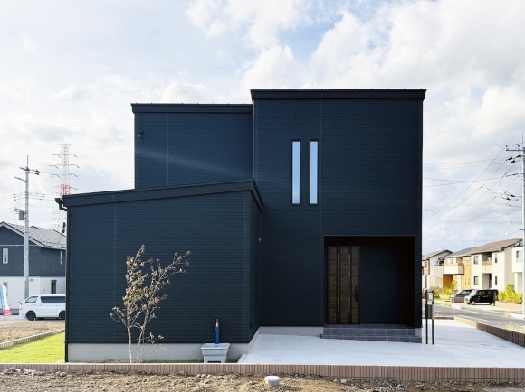 【2階建て】シンプルな形状にシックな色合いを組み合わせ、引き締まった印象に仕上げました。