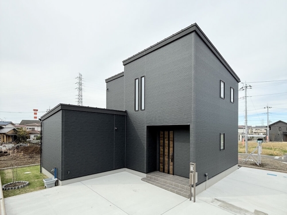 【2階建て】限られた敷地でも必要なスペースをしっかり確保できるよう計算された外構。