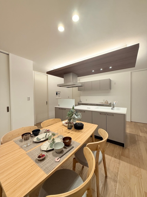 下がり天井と柔らかな間接照明が、上質で落ち着いた雰囲気を演出しています。