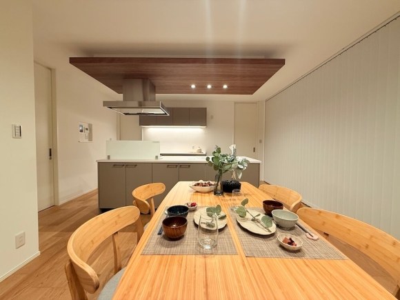 全ての居室がリビングと直接つながる設計で、家族が自然に集まるリビング中心の暮らしを実現します。