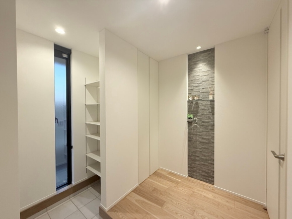 玄関ニッチにエコカラットを採用し、質感あるデザインに。棚付きなので、小物を飾って自由にアレンジできます。