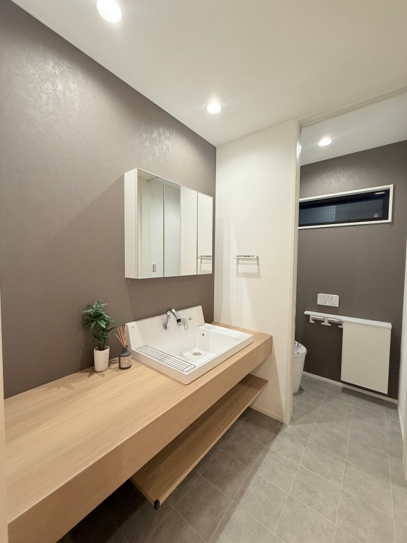 ワイドタイプの洗面台を備えた、ゆとりある洗面室。家族が並んで使えます。