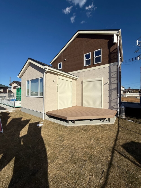 広々としたウッドデッキでのんびりとした時間を過ごすことができます！