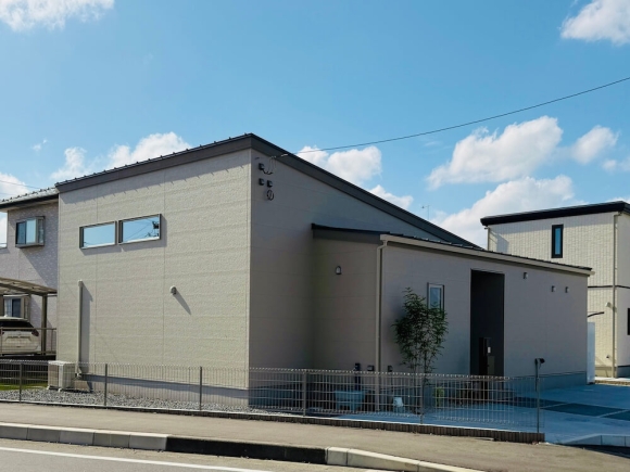 チタンベージュの外壁にすることで落ち着きと上質さを感じさせる外観に仕上げました。