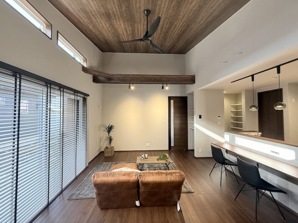 高窓と大開口の掃出し窓で明るく、12帖の勾配天井で開放感抜群！