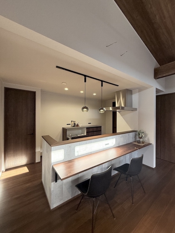 対面キッチンには食事ができるウォールナットのカウンターテーブル。お家にいながらカフェのような雰囲気に。