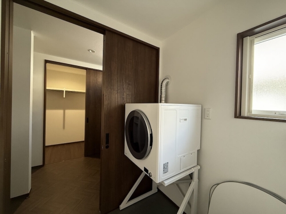 脱衣兼ランドリールームには乾太くんを完備。家事ラクには欠かせないアイテムです。