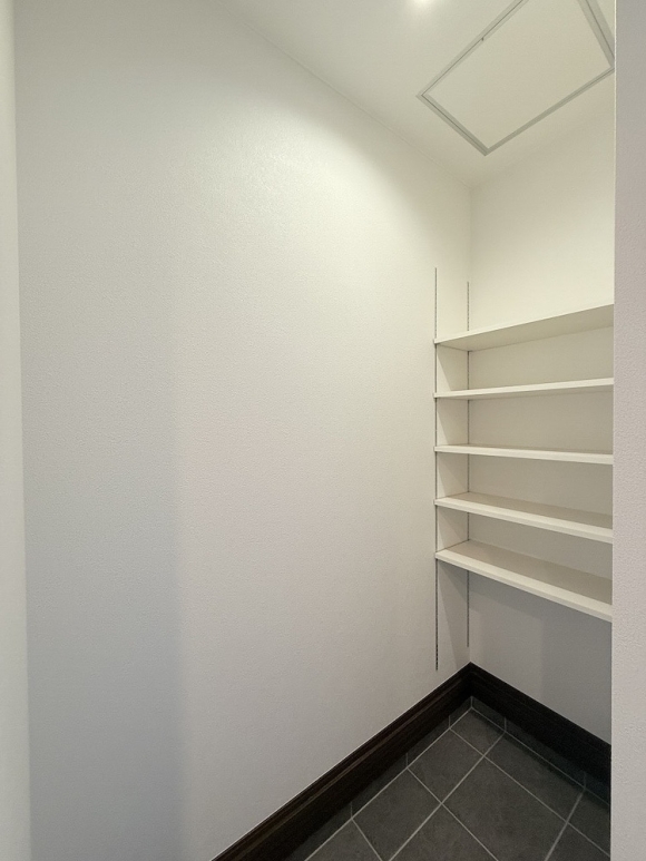 玄関にはシューズボックスに加え、土間仕様のSIC。可動棚付きで収納力も抜群です！