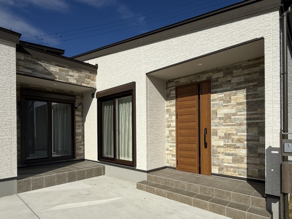 高級感漂う石目調のタイルデッキ