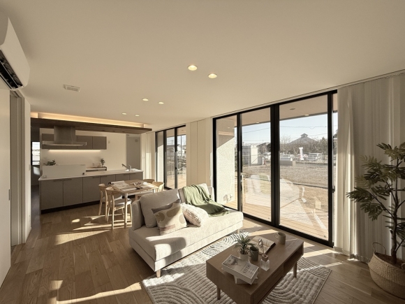 広々とした約20帖のストレートLDK。奥へと伸びる視界と大きな窓が、抜群の開放感をもたらします。