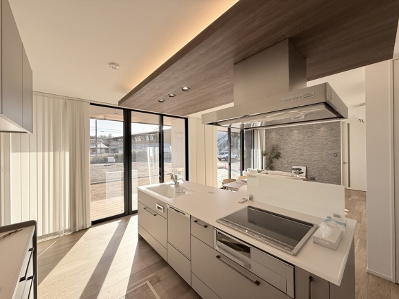 リビングと一体感のある開放的なアイランドキッチンで、家族との会話を楽しみながら家事ができます。