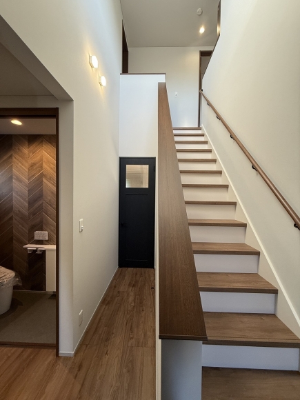 玄関からリビング・水回り・二階へと自然にアクセスできる動線設計は、日々の生活をスムーズにします。