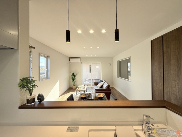 キッチンからLDKを見渡す眺め。リビングの奥まで光が届く明るい空間で、いつでも家族の様子がわかります。